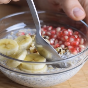 The image shows overnight oats with fruit toppings ready to serve