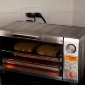 The image shows the process of making bread toasts