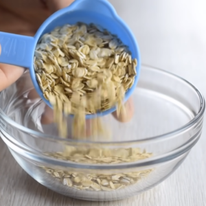 This image shows a bowl with rolled oats in it for overnight oats recipe