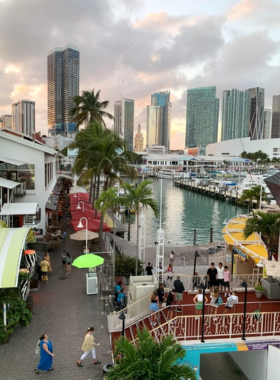  Scenic view of Bayside Marketplace in Miami, featuring a lively waterfront area with shops, restaurants, and palm trees, inviting visitors to enjoy shopping and dining by the bay.

