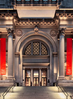  The entrance of the Metropolitan Museum of Art in New York City, a cultural landmark showcasing extensive art collections from around the world.

