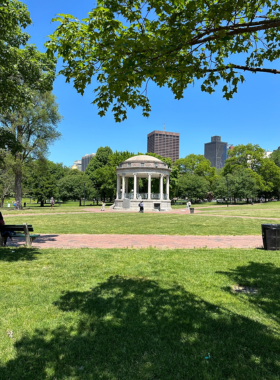  Quincy Market in Boston, featuring a long row of food vendors, historic architecture, and vibrant atmosphere. This bustling marketplace is popular for dining, shopping, and exploring local flavors.