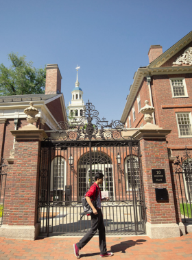 The picturesque campus of Harvard University in Cambridge, Massachusetts, featuring historic red-brick buildings and green lawns. A symbol of academic excellence, Harvard’s campus is a popular attraction for students and tourists alike.