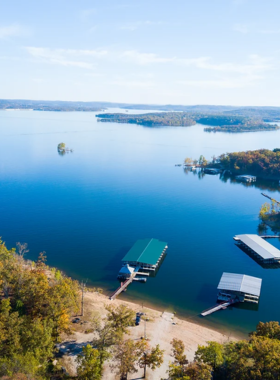 This image shows that Table Rock Lake is a beautiful natural area in Branson, ideal for boating, fishing, kayaking, and enjoying scenic views."