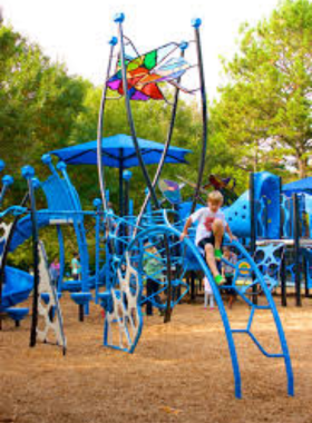 This image shows that families are relaxing in Freedom Park, enjoying a peaceful picnic while taking in the green spaces, walking trails, and recreational activities available in the park.

