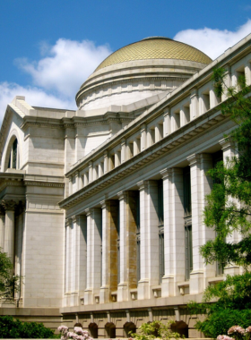 This image shows the Smithsonian Museums located on the National Mall, offering free exhibits across history, science, and culture.