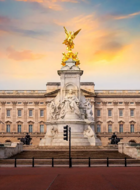  This image shows the grand exterior of Buckingham Palace, the official residence of British royalty.