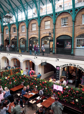  This image shows Covent Garden’s bustling market area, known for shopping, dining, and street performances.