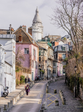  This image shows that Montmartre’s artistic streets are filled with lively art markets, quaint buildings, and bohemian charm, offering scenic views of Paris.