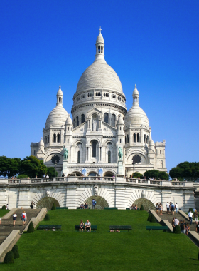 This image shows that the Sacré-Coeur Basilica’s stunning white domes overlook Paris, with beautiful architecture and peaceful interiors for visitors.