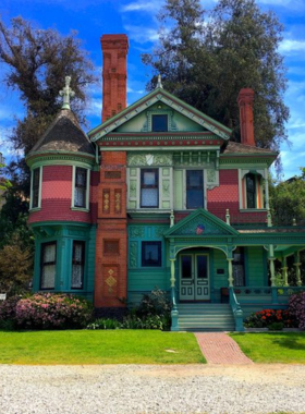 This image shows that Heritage Square includes historical Victorian-style buildings, like the Rosson House, giving a glimpse into Phoenix’s past.