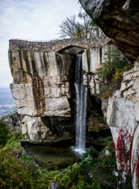 This image shows the “See Seven States” viewpoint at Rock City Gardens. Visitors can see lush gardens, unique rock formations, and breathtaking views from Lookout Mountain.
