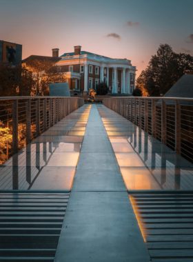 This image shows the Hunter Museum of American Art, combining a historic mansion and modern architecture. The museum overlooks the Tennessee River, showcasing Chattanooga’s commitment to arts and culture.