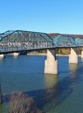 This image shows the Walnut Street Bridge, a historic pedestrian bridge connecting downtown Chattanooga to the North Shore. It reflects the city’s scenic beauty and welcoming atmosphere.