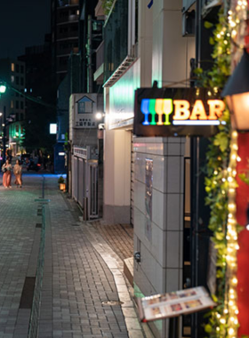 This image shows the bustling nightlife scene in Roppongi, Tokyo, with neon lights, lively bars, and restaurants filled with both locals and international visitors. The area is known for its dynamic atmosphere, offering a wide range of entertainment options, including late-night dining and music venues.