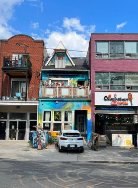 This image shows vibrant street art at Kensington Market, reflecting its eclectic and multicultural atmosphere. The market is known for unique shops, vintage clothing, and diverse food stalls, offering a lively and colorful experience that embodies Toronto’s diversity and creative spirit.