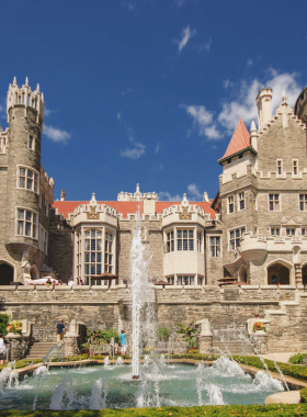 This image shows the beautiful exterior of Casa Loma, Toronto’s historic castle, surrounded by lush gardens. The building’s grand architecture and opulent décor offer a glimpse into the early 20th century, making it a popular attraction for visitors interested in Toronto’s heritage and architecture.