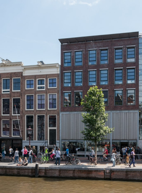  This image shows the Anne Frank House in Amsterdam, a historical site where Anne Frank and her family hid during World War II, now a museum preserving her story and legacy.