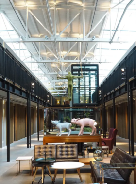 This image shows De Hallen in Amsterdam, a cultural complex featuring local food, art galleries, and craft workshops, offering a unique experience of Dutch craftsmanship and creativity.