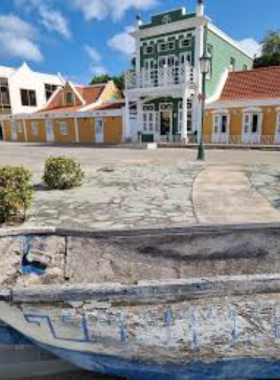 This image shows that the Archaeological Museum of Aruba showcases a collection of ancient artifacts from the island’s indigenous cultures, providing a fascinating look at Aruba’s rich history.