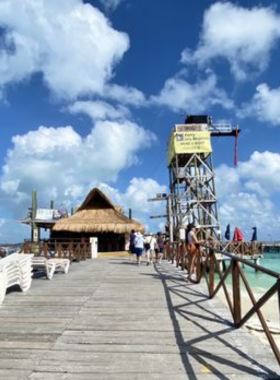 This image shows Playa Tortugas, a quiet, beautiful beach in Cancún, perfect for swimming, sunbathing, and enjoying water sports in a peaceful environment.