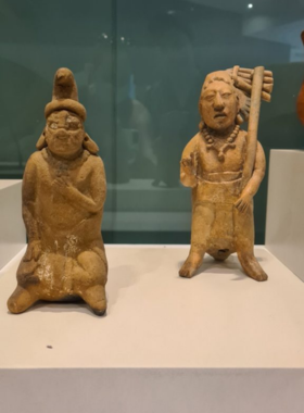 This image shows an exhibit at the Museo Maya de Cancún, showcasing Maya artifacts and historical pieces that provide insight into the region’s ancient civilization and culture.