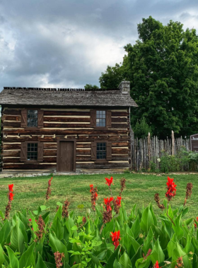  This image shows James White’s Fort in Knoxville, an important historical site. The fort’s preserved structure and surrounding gardens highlight the city’s early history and pioneer life.