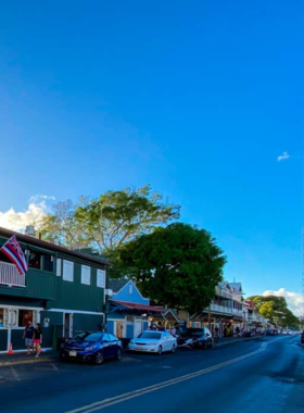 This image shows Lahaina Town’s lively streets, featuring the iconic banyan tree, local shops, and restaurants with Hawaiian delicacies.