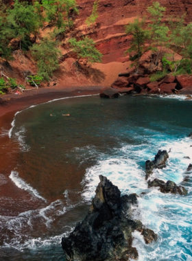 This image shows Maui’s unique beaches with red, black, and golden sands, highlighting their vibrant and rare geological features.