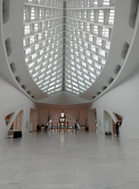 This image shows the striking exterior of the Milwaukee Art Museum, featuring its unique white architectural design, with large wings that resemble a bird in flight, overlooking Lake Michigan.