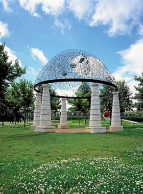 This image shows that the Minneapolis Sculpture Garden is home to iconic art installations like Spoonbridge and Cherry, surrounded by gardens and open spaces, perfect for a stroll.