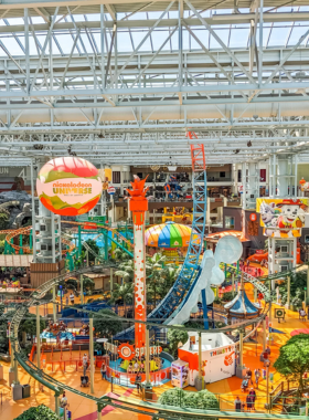 This image shows that the Mall of America is the largest shopping mall in the U.S., offering a wide range of stores, dining, entertainment, and attractions like an indoor amusement park and aquarium.