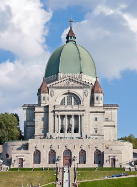  This image shows the panoramic view from St. Joseph’s Oratory, with its stunning basilica and serene surroundings, offering visitors both spiritual peace and beautiful scenery.