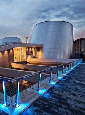  This image shows the night sky projection at Montreal’s Planetarium, offering visitors a glimpse into the universe with digital projections of stars and galaxies.