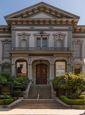 This image shows an art exhibit at the Crocker Art Museum, featuring beautiful paintings and sculptures from California’s rich artistic history. The museum is a perfect destination for art lovers and history enthusiasts.