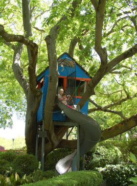 This image shows children playing in the whimsical playsets of Fairytale Town, with characters from famous fairy tales like “Jack and the Beanstalk” coming to life. It’s a family-friendly destination offering fun and imagination for kids.