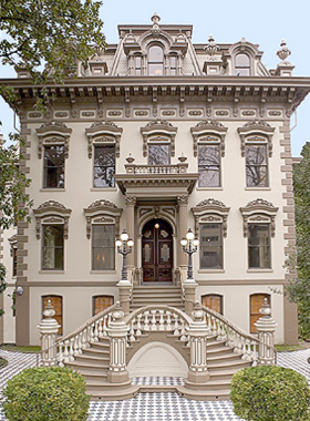 This image shows a guided tour inside the Leland Stanford Mansion, where visitors can explore Victorian-era rooms filled with historical artifacts. The mansion tells the story of California’s political history and architectural elegance.