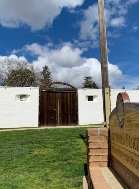 This image shows the historic Sutter’s Fort in Sacramento, showcasing its restored walls and buildings. The fort gives visitors a glimpse into California’s early history during the Gold Rush and the life of early settlers.