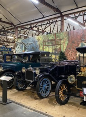  This image shows a classic car on display at the California Automobile Museum. The museum showcases a wide variety of cars, from vintage models to race cars, highlighting the evolution of automobiles in California.