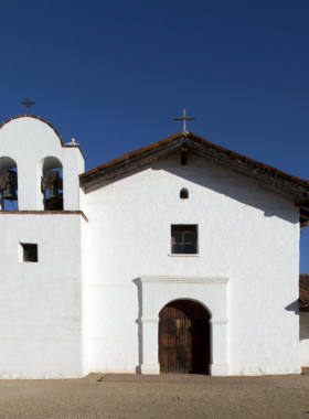 This image shows that El Presidio de Santa Barbara is a historical military site where visitors can explore preserved buildings, artifacts, and learn about the region’s colonial past through guided tours.