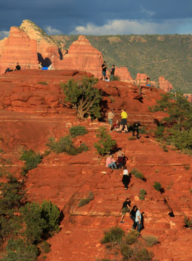  This image shows the view from the Airport Mesa vortex in Sedona, offering a stunning 360-degree panorama of Sedona’s red rock formations and scenic surroundings.