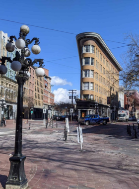 This image shows the historic Gastown neighborhood in Vancouver, with cobblestone streets, old-fashioned shops, and the iconic steam clock, giving a glimpse into the area’s rich past."