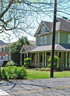 This image shows the beautiful historic architecture of Cleveland’s Warehouse District, with its well-preserved brick buildings offering a glimpse into the city’s past.