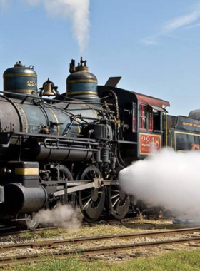 This image shows a vintage train from the Grapevine Vintage Railroad, taking passengers on a nostalgic journey through scenic landscapes. It represents a key part of Texas’ railway history and offers a unique experience for history and train enthusiasts.