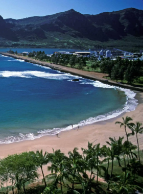  "This image shows Kalapaki Beach near Lihue, offering gentle waves, a peaceful atmosphere, and beautiful views, perfect for relaxing and enjoying the ocean breeze."