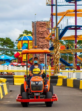  This image shows children operating mini-diggers at Diggerland USA, enjoying a unique hands-on construction-themed amusement park experience.
