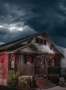 This image shows a group of people walking on a spooky Reno Ghost Tour, with lanterns lighting their way through the city’s historic streets. The tour showcases haunted landmarks and eerie tales, making it a thrilling experience for those interested in the supernatural side of Reno.