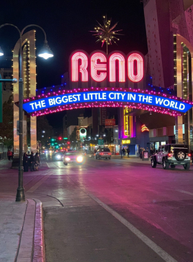 This image shows the iconic Reno Arch illuminated at night, with downtown Reno in the background. The arch, a symbol of the city, is a popular photo spot for visitors, representing Reno’s vibrant downtown area, which is filled with attractions, restaurants, and entertainment.