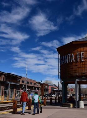  This image shows the Santa Fe Farmers Market, filled with colorful fresh produce, local crafts, and vendors selling New Mexico’s traditional foods and products.