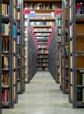 This image shows Powell's City of Books in Portland, where visitors can explore countless shelves filled with new and used books. The store is a book lover’s paradise, offering a wide variety of genres for everyone.